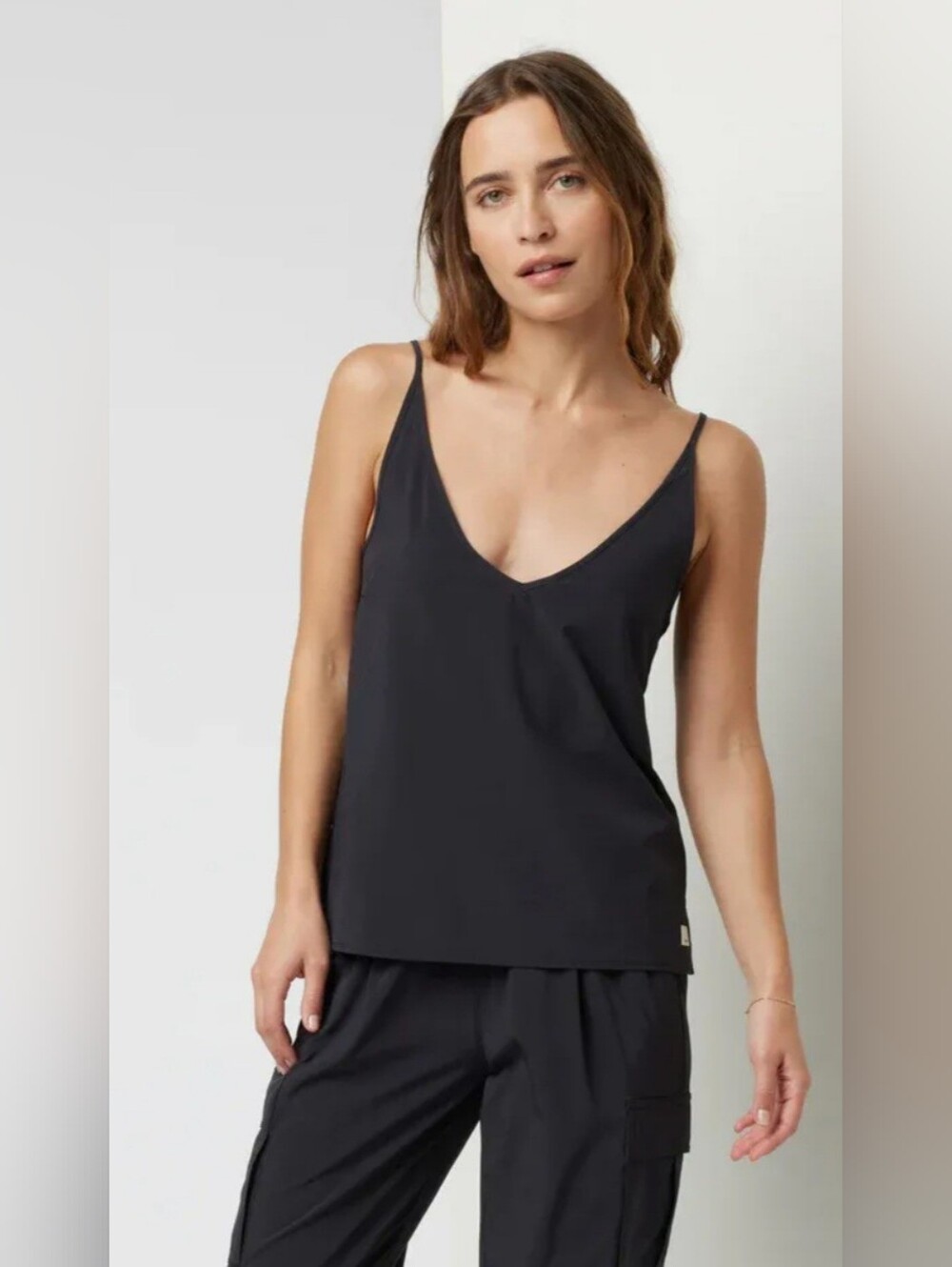 Vuori Villa Cami Tank Top Black Performance V-Neck Travel Size XL EUC